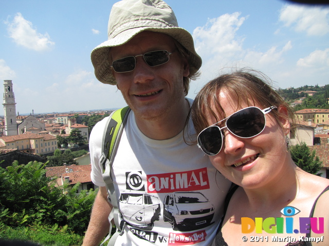 SX19065 Jenni and Marijn with view over Verona